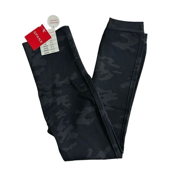 Spanx Look at Me Now Seamless Leggings Cropped
Black Camo size XS new - Picture 11 of 11